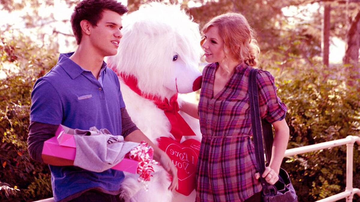 Valentine's Day:
تدور أحداث الفيلم حول 4 قصص منفصلة في يوم العشاق، وماذا سيحدث خلال هذا اليوم من وقوع أشخاص في قصص حب وانفصال آخرين في ظل الضغوط التي يواجهونها في هذا اليوم من أجل رضاء الحبيب.