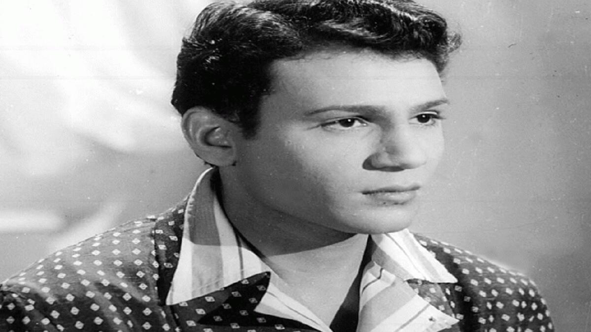 اليتيم: توفيت والدته بعد ولادته بأيام، وقبل أن يتم عامه الأول توفي والده ليعيش اليتم في بيت خاله الحاج متولي عماشة