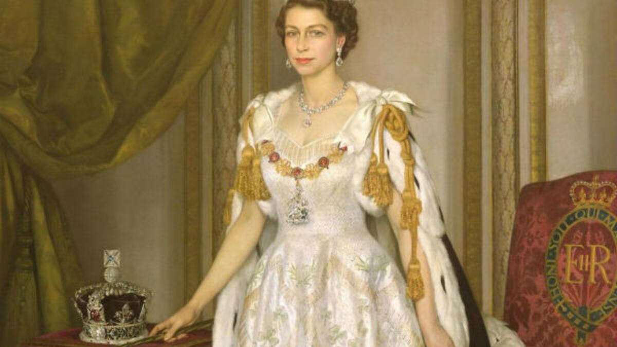 المسؤول عن الصور: تتضمن القصور الملكة أكثر من مليون عمل فنيبما في ذلك اللوحات والأثاث والكتب والتصوير الفوتوغرافي. هذا الأمر يحتم وجود شخص مسؤول لذلك، وقد تمّ تعيين "ديزموند شاو – تايلور" لهذا المنصب عام 2005.