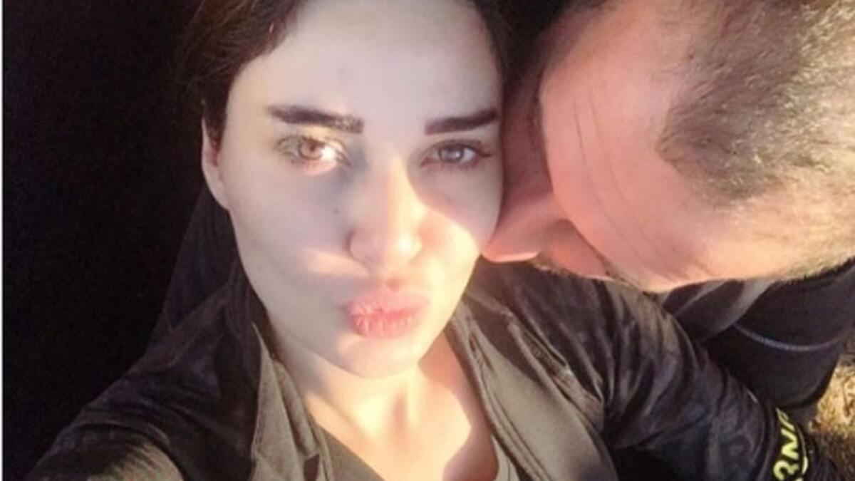 نشرت سيرين عبدالنور صورة حميمة ظهر فيها زوجها يمنحها قبلة دافئة خلال اجازتها في باريس وكتبت: «أحب لف ذراعيك حولي وتقبيلك لي» وأثارت اللقطة إعجاب فانز النجمة اللبنانية وتفاعلوا معها بتعليقات تمنوا فيها لسيرين وزوجها الحب والسعادة الدائمة.