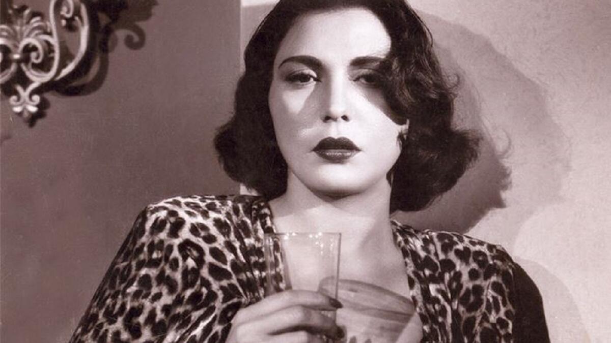 تحية كاريوكا: حين كبرت جسدت الراقصة دور الأم المضحية في العديد من الأدوار، ورغم تحطيمها الرقم القياسي في الزيجات فإنها لم تنجب وقامت بتبني طفلة ومنحتها جزءًا من ثروتها.