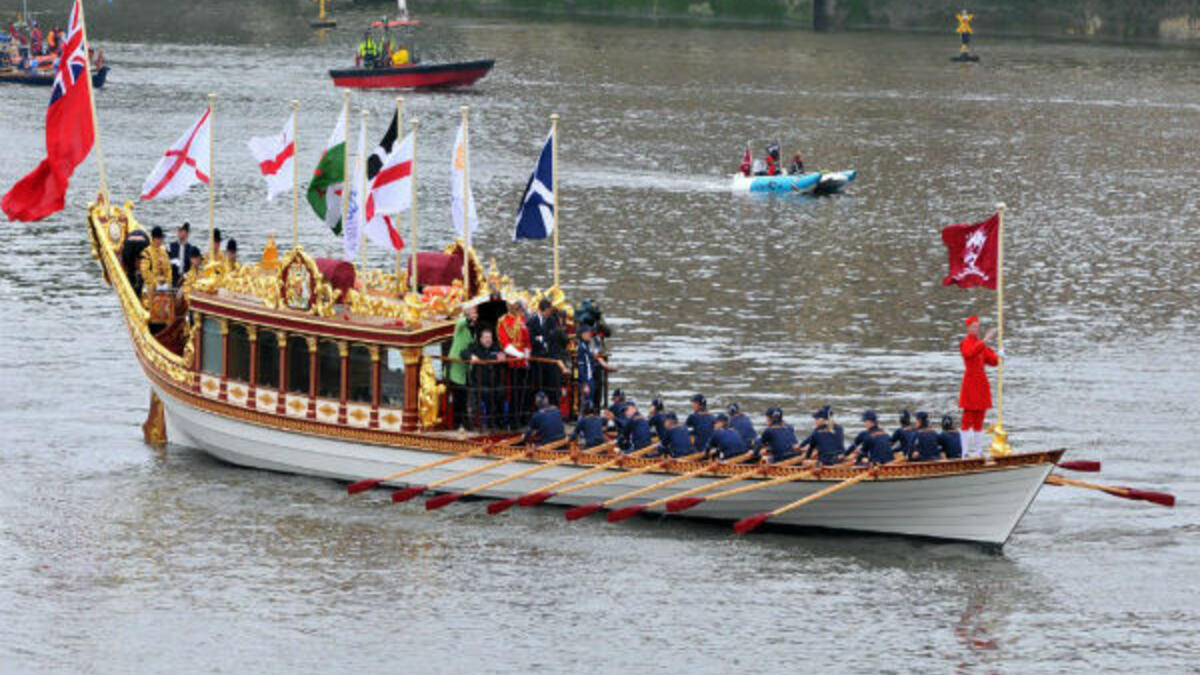 سائق مركب نهر "التايمز":  تقوم العائلة المالكة بجولات في نهر التايمز بشكل مستمر خلال الاحتفالات الرسمية، ولذلك فإنّ هناك مركبًا خاصًا، يقوده موظف خاص يتولى إدارة فريق مؤلف من 24 شخص.