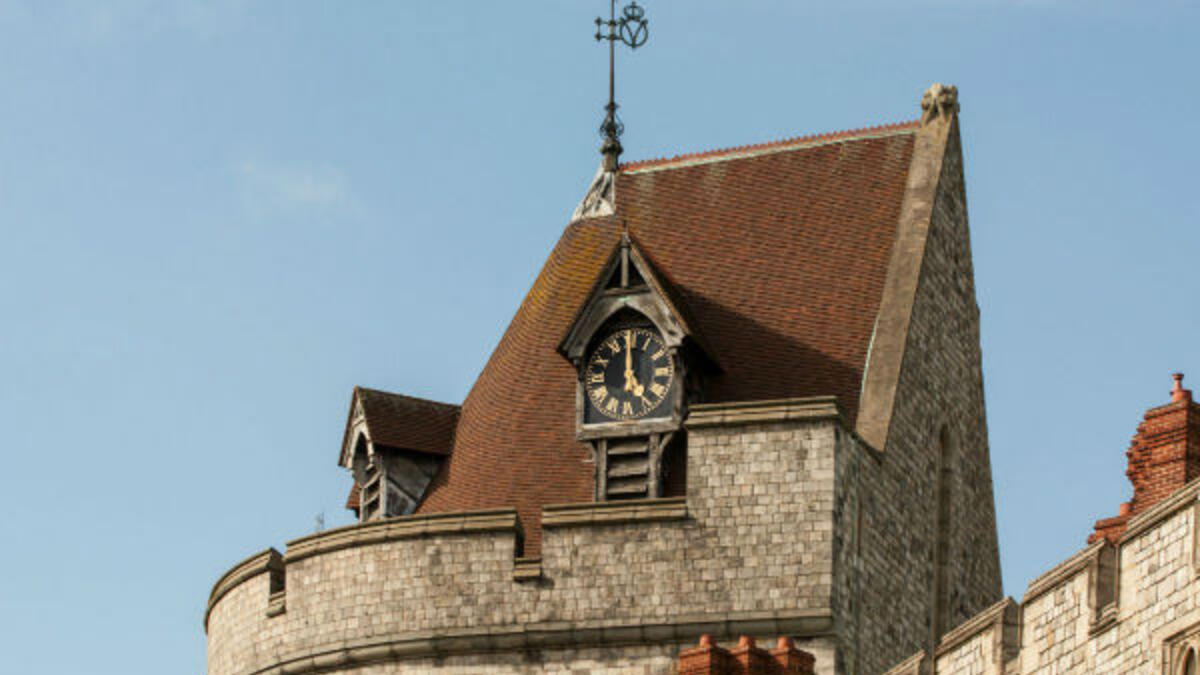 المسؤول عن ساعات القصر: وهو الذي يتولى مهمة مراقبة أداء وصيانة جميع الساعات في القصر وكل المساكن التابعة له، ففي قصر باكنغهام 500 ساعة، 379 في قلعة وندسور، و 80 في قصر هوليرود هاوس.