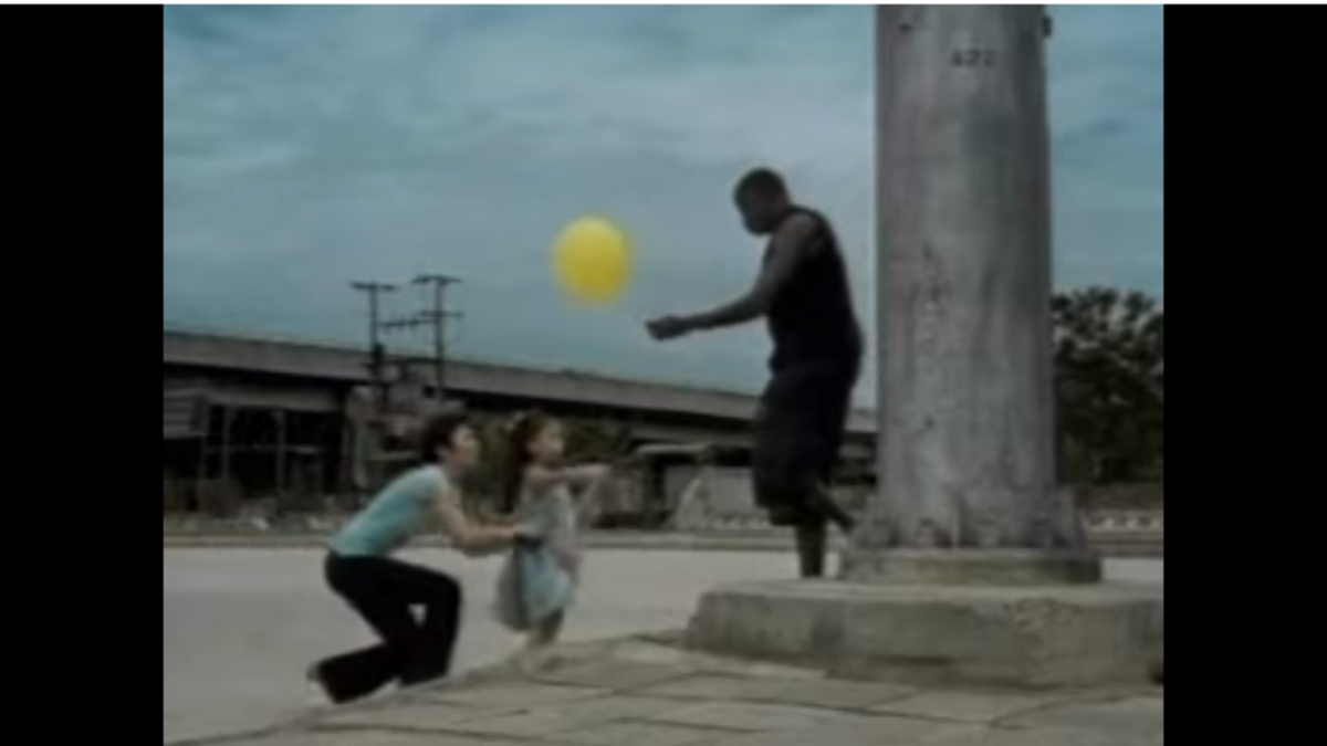 إعلان لمعجون أسنان أظهر رجلًا أسمر يساعد طفلة تايلاندية في الحصول على بالونتها وحينما تراه أم الطفلة تأخذ ابنتها بعيدًا وتصرخ في وجهه بذعر، ثم ينام الرجل الأسمر على فراش يشبه فرشاة الأسنان.