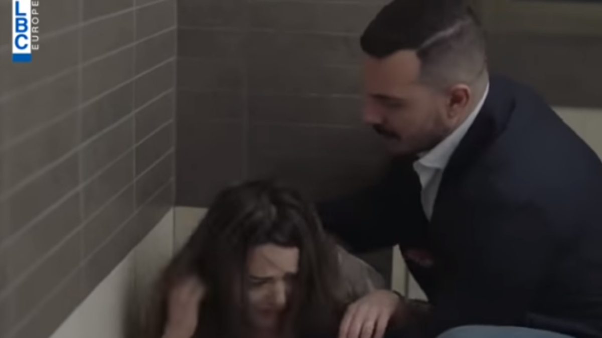 خلال أحداث مسلسل "تانغو" قام الفنان باسل خياط بالاعتداء على زوجته "لينا" التى تقوم بدورها الفنانة دانا مارديني، بعدما اكتشف أنها تتعاطى المخدرات.