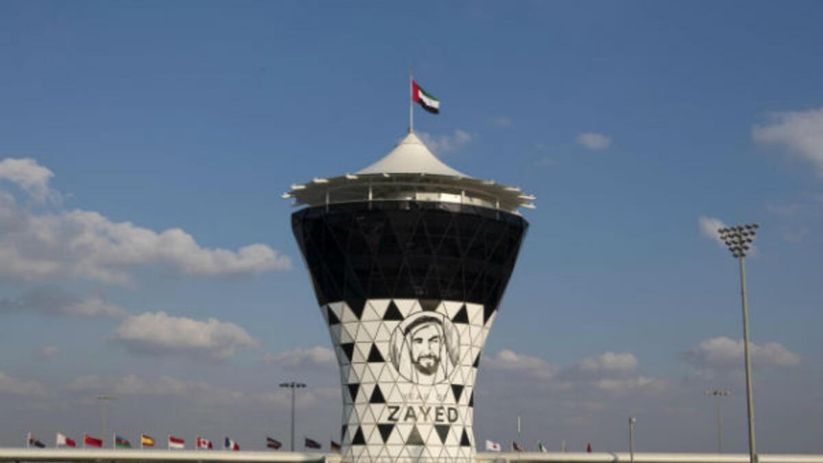 يزين شعار عام زايد برج الشمس والمبنى الرئيسي لإدارة الحلبة، في مبادرة لتعريف زوار الحلبة القادمين من أكثر من 170 دولة من مختلف أنحاء العالم بقيم الشيخ زايد بن سلطان آل نهيان.