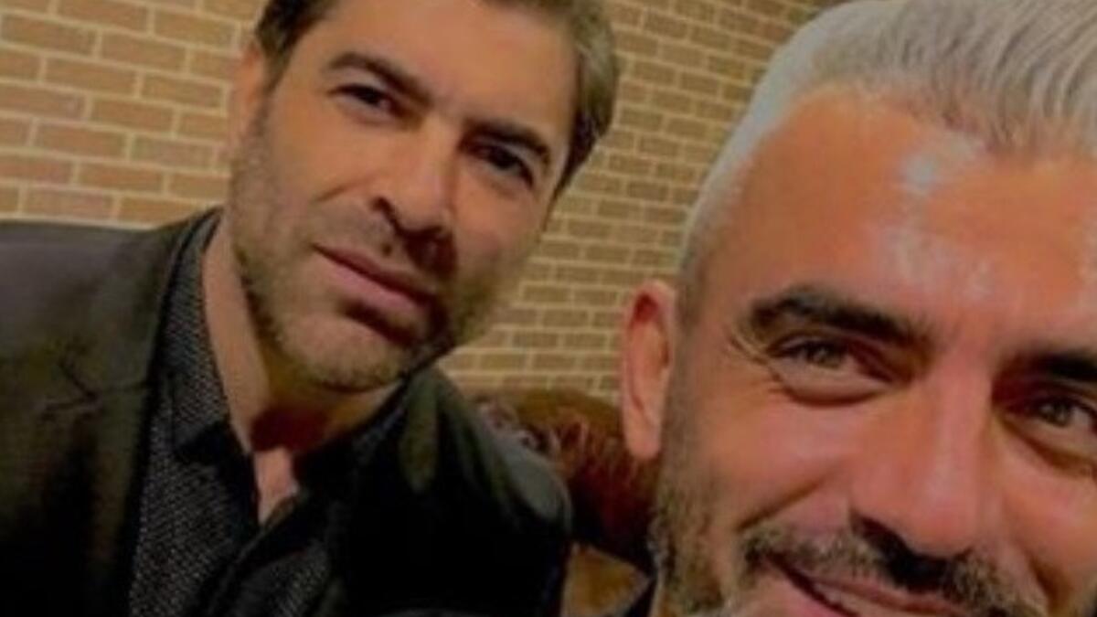 عبر حسابه الخاص على أحد مواقع التواصل الإجتماعي فاجأ الفنان وائل كفوري جمهوره الكبير بنشره صورة له بدا فيها بـ “لوك” جديد. وظهر كفوري في الصورة الى جانب مصفف الشعر وفيق صعب وسأل جمهوره عن رأيهم بلوكه الجديد: “رأيكم بالوك الشعر الجديد NEW CUT HAIR”.