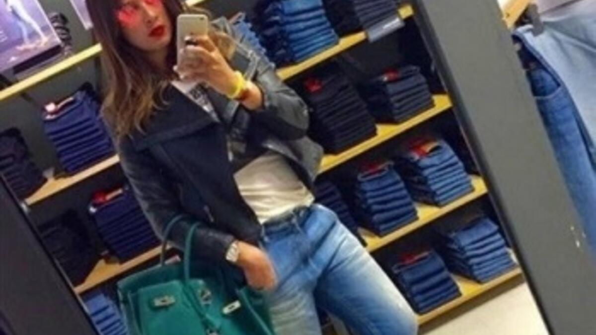 عبر حسابها الخاص على أحد مواقع التواصل الإجتماعي فاجأت الممثلة المصرية ياسمين عبد العزيز جمهورها بـ "لوكها" الجديد. وانهالت التعليقات علي الصورة من جمهور عبد العزيز الذين أثنوا على إطلالتها المميزة.