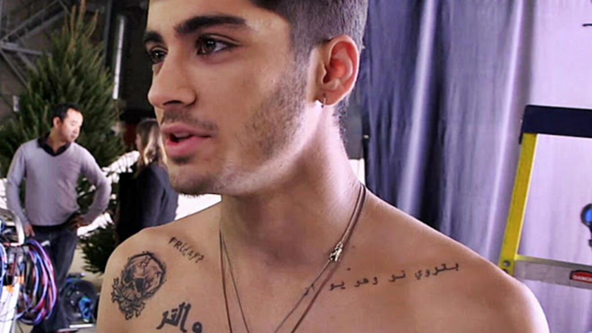 زين مالك وشم جملة أجنبية تم تعريبها مع أخطاء إملائية (بي ترو تي هو يو آر) ويقصد بها be true to who you are أي (كن نفسك)