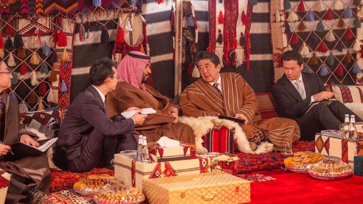 حرص رئيس الوزراء الياباني "شينزو آبي" خلال زيارته الشهر الماضي الى منطقة العلا في المملكة العربية السعودية على ارتداء "الفروة الشتوية" بإطلالة نالت اهتمام المواقع الاخبارية حول العالم.