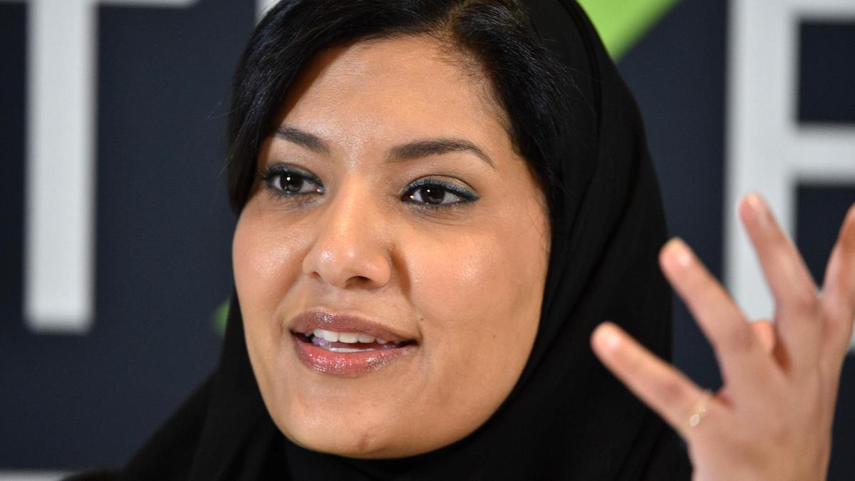 في فبراير الماضي، أصدر العاهل السعودي الملك سلمان بن عبد العزيز، مرسومًا يقضي بتعيين الأميرة ريما بنت بندر بن سلطان بن عبد العزيز، سفيرة للمملكة في الولايات المتحدة، لتكون بذلك أول سفيرة في تاريخ السعودية.