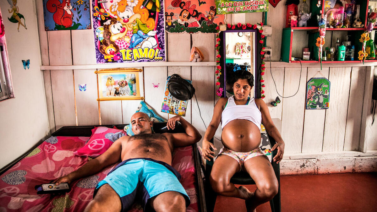 صورة "الحمل بعد حظره من قبل حركة فارك الكولومبية"، للمصوّرة "كاتالينا مارتان"، تظهر السيدة "يورلاديس" التي أجهضت أكثر من مرة عندما كانت مقاتلة مع القوات الثورية الكولومبية (فارك)، حين كان ينظر إلى الحمل على أنه لا يتماشى مع الكفاح المسلح، وكانت تجبر النسوة على ترك أطفالهن أو الخضوع إلى عمليات اجهاض.