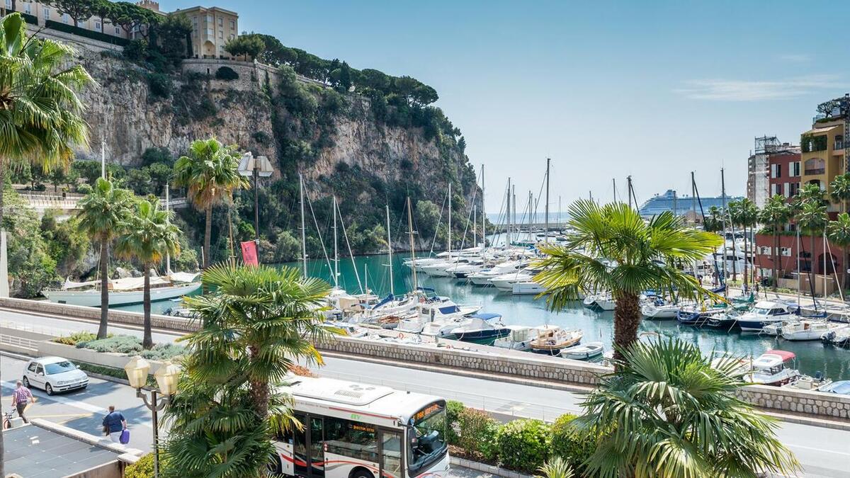 إمارة موناكو: تعد ثاني أصغر دولة في العالم، والتي لا تمتلك مطارًا، ويضطر المسافر إلى النزول في مطار نيس الفرنسي، ثم السفر إليها برًا.