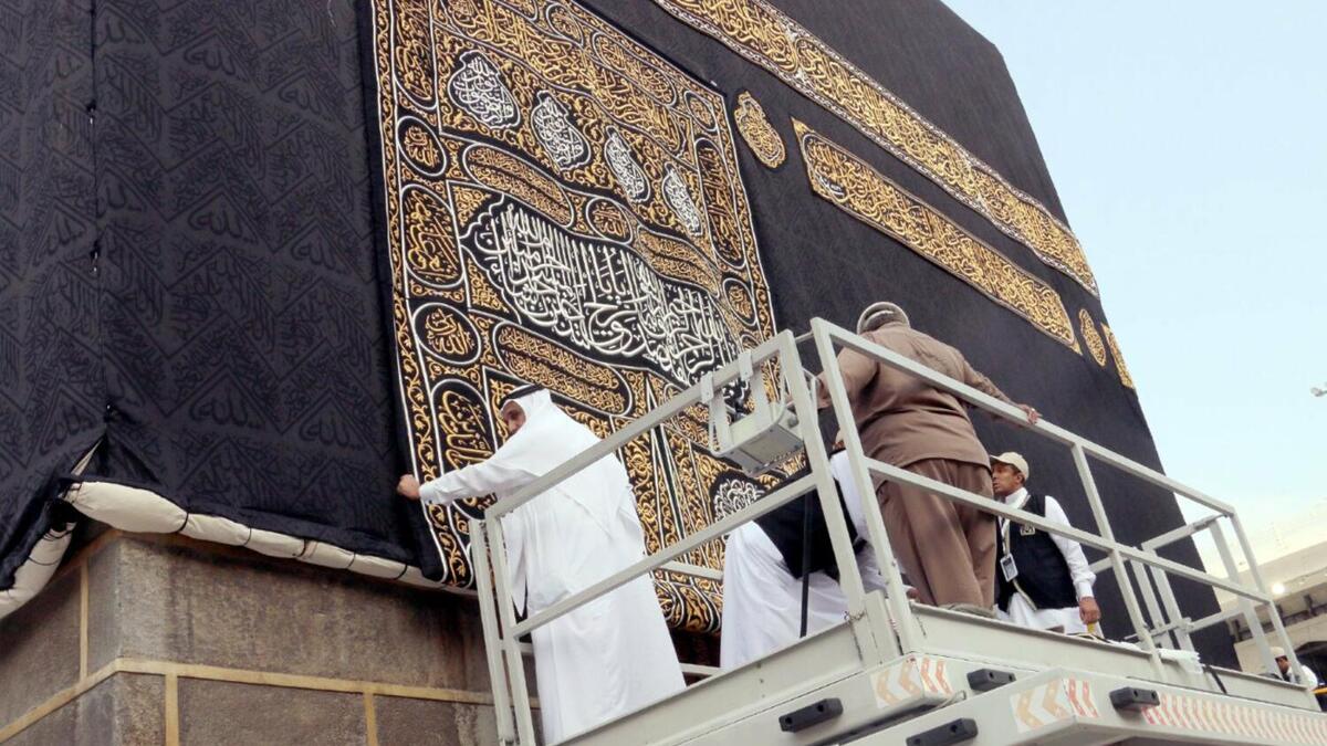 وقام مركز الملك عبد العزيز لكسوة الكعبة المشرفة، بتجديد كسوة الكعبة لتخرج في ثوبها الجديد يوم التاسع من ذي الحجة.