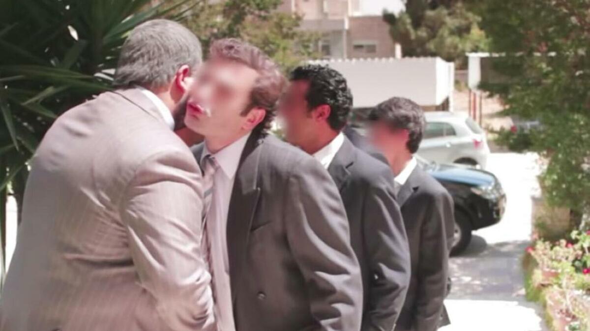 الأردن: يقبل الرجال قبلة واحدة على اليمين واثنتين أو أكثر على اليسار، مفضلين الخد الأيسر على الأيمن في التحية.