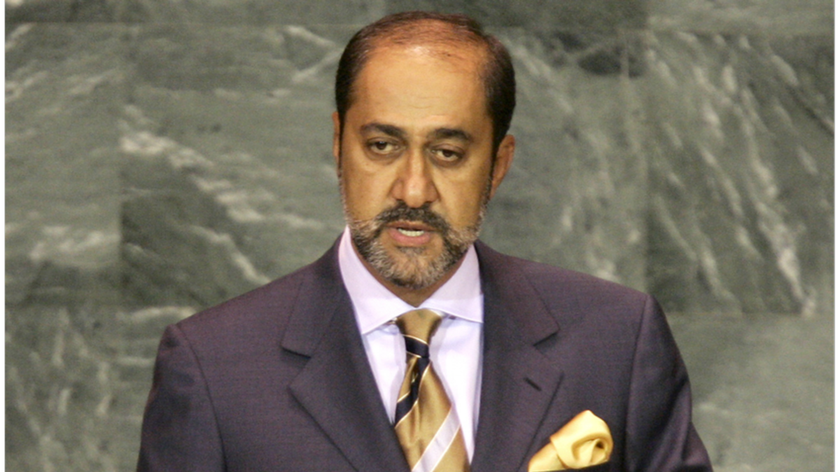 انتقل بن طارق من قطاع الرياضة للمجال الديبلوماسي سنة 1986، حيث تولى منصب وكيل وزارة الخارجية للشؤون السياسية ثماني سنوات (1986-1994).