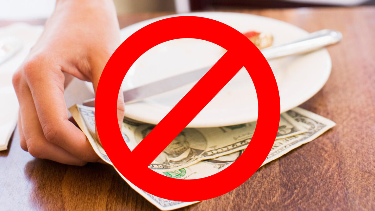 في اليابان لا تترك بقشيشًا: قد لا يكون الأمر إلزاميًا في اليابان، ولكن في بعض الحالات، يعتبر هذا الأمر غير مهذبًا، وقد قد تجد في نهاية الفاتورة ملاحظة تقول بأن الموظفين يحصلون على رواتبهم بالكامل، لذلك لا توجد حاجة إلى الإكراميات.