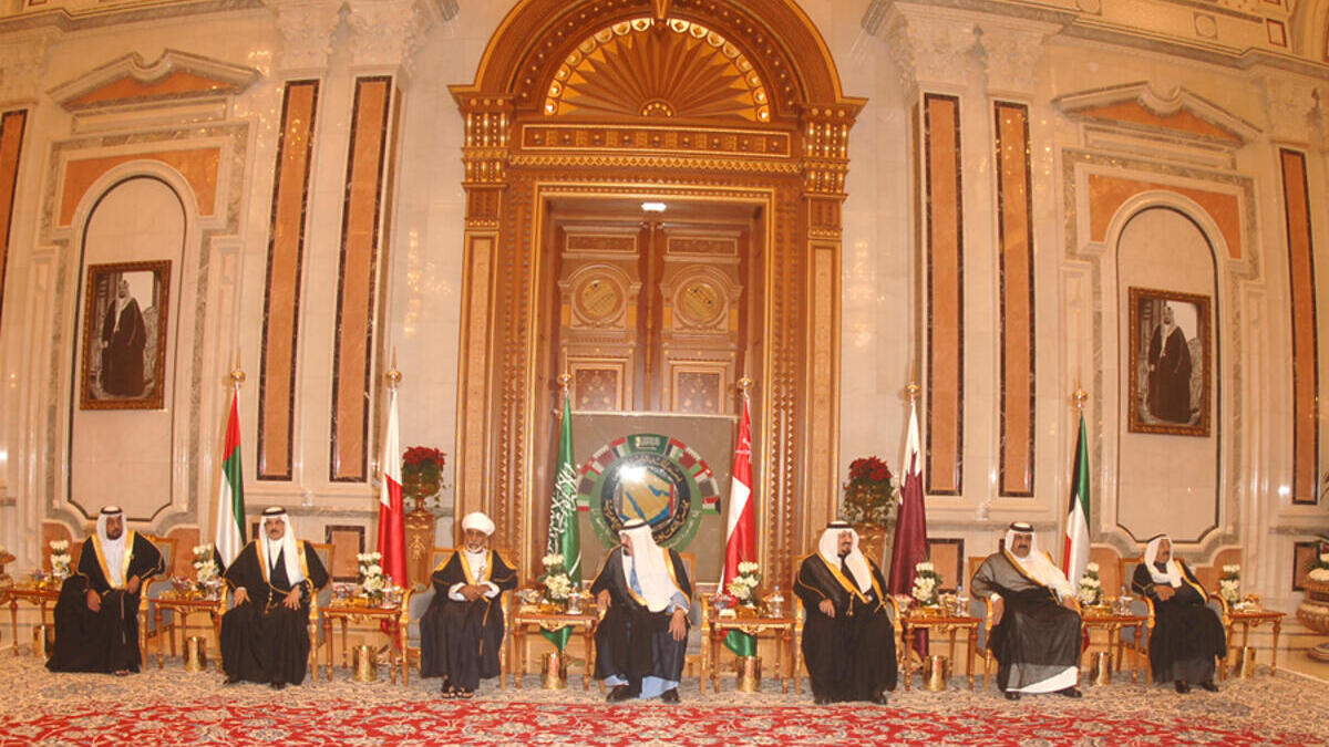 وتلبية لدعوة الملك عبدالله آل سعود، تم عقد الدورة السابعة والعشرين "قمة الشيخ جابر"، في الرياض، في الفترة بين 9 ـ 10 ديسمبر 2006م، موضحًا موقف مجلس التعاون حول الأوضاع في العراق واحترام وحدته وسيادته.