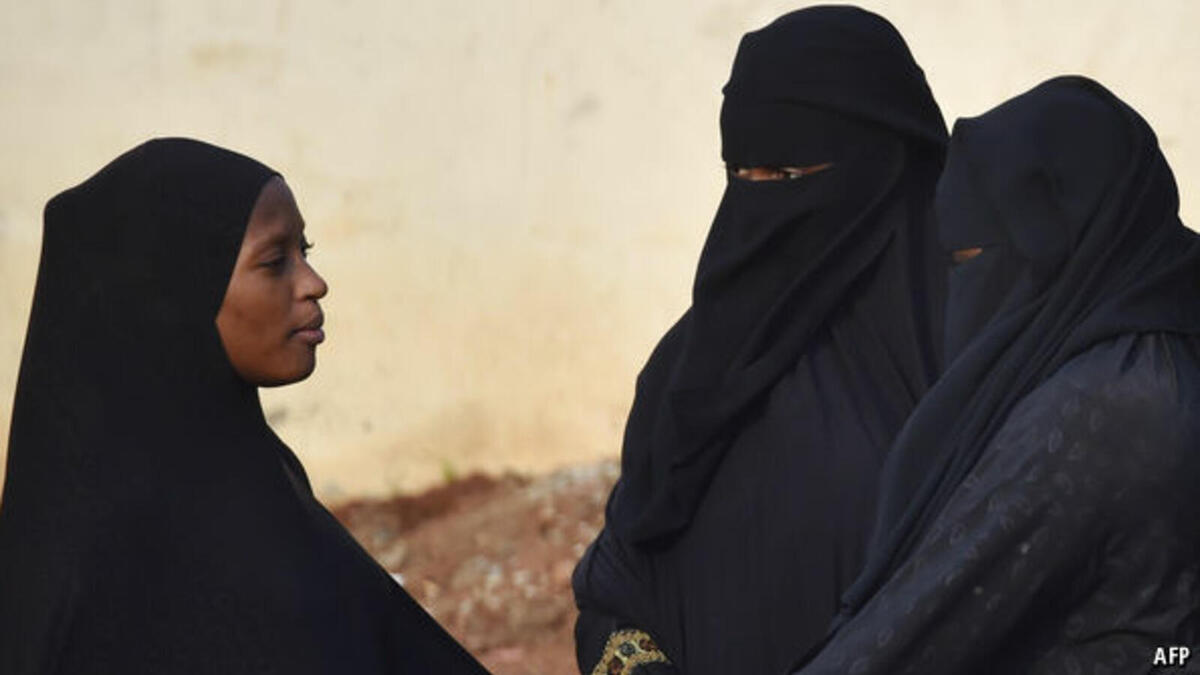 تشاد، والغابون، والإقليم الشمالي في الكاميرون، ومنطقة ديفا في نيجيريا، وجمهورية الكونغو: في عام 2015 أدى حدوث هجمات انتحارية نفذتها نساء كن يرتدين أغطية للوجه في بعض البلدان الإفريقية إلى منعهن من ارتدائه في الأماكن العامة.