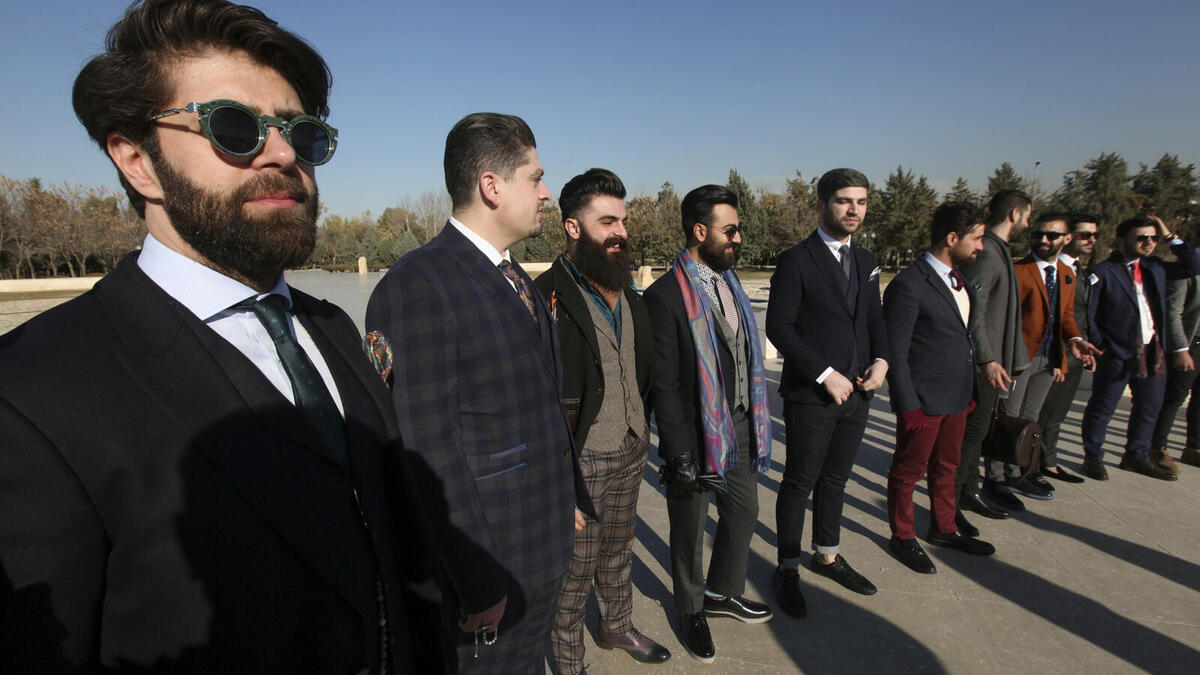 العراق: تعتبر المصافحة نوعًا من الاحترام والهيبة ونلاحظ عندما يلتقي أي صديقين أو أحباب فاليد تمتد قبل النطق بالسلام كتعبير عن إفشاء السلام بين الأخوة والأصدقاء والمحبين.