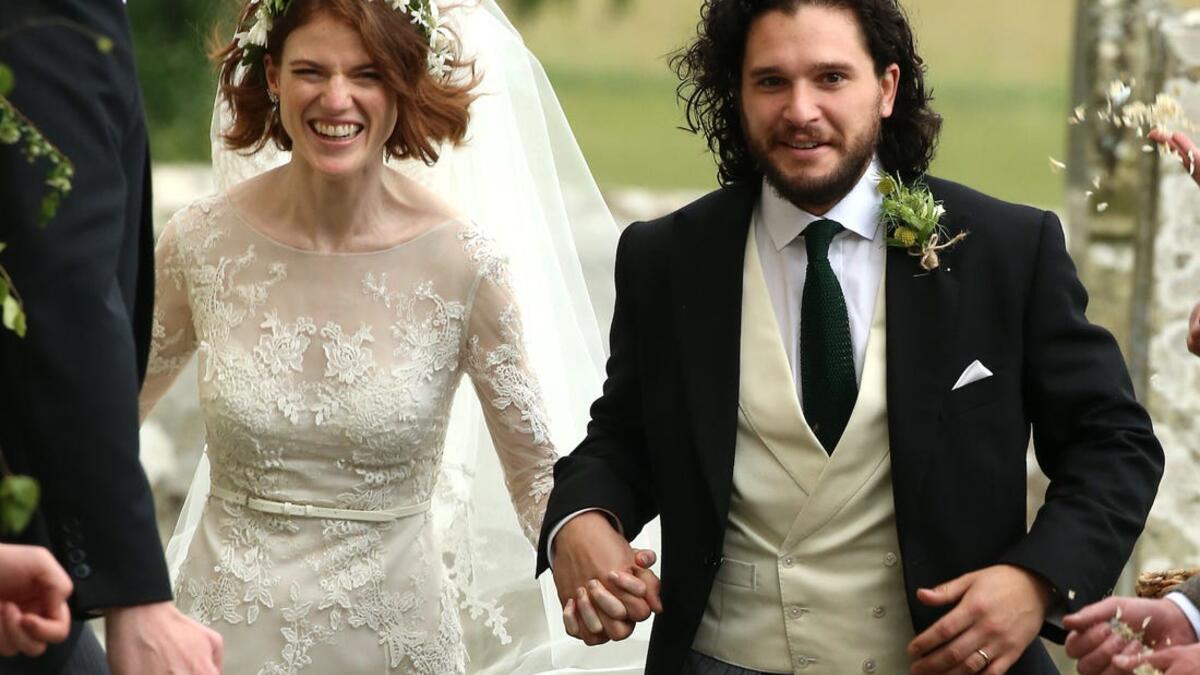 في مسلسل Game of Thrones لعب "كيت هارينغتون" دور ملك الشمال، فيما لعبت "روز ليزلي" دور القائد العام. ولكن في الواقع "روز" هي ابنة زعيم أبردينشاير ونشأت في قلعة ليكليهيد إلى أن كانت في العاشرة من عمرها، وقد تزوج النجمان العام الماضي.