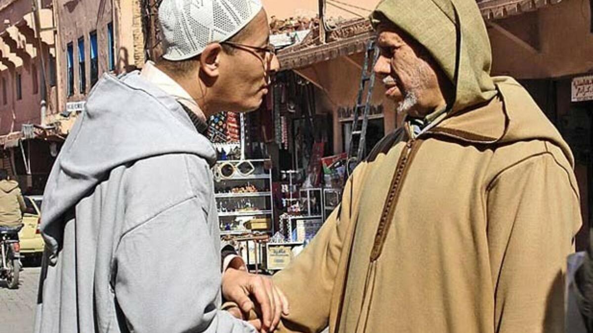 المغرب: تتوزع 4 قبلات على الخدين بشكل متساوي بين الرجال.