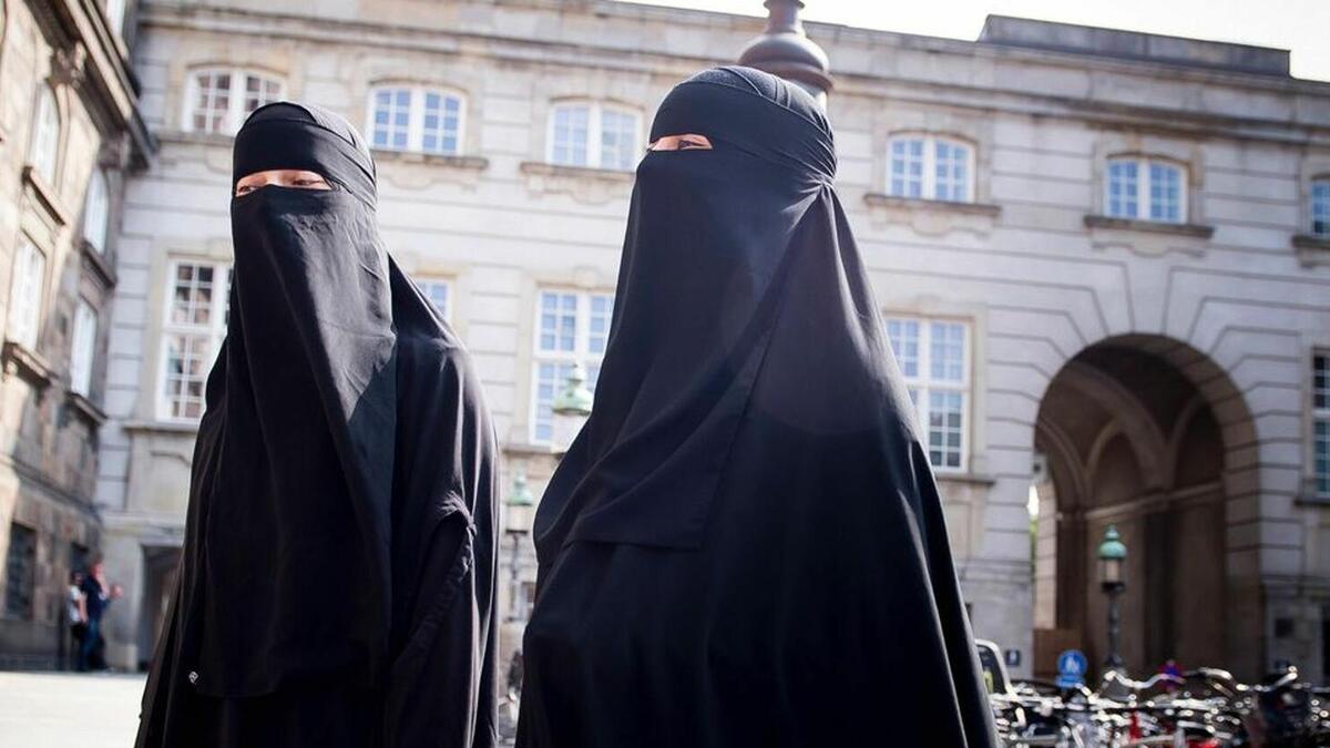 بلجيكا: منعت في يوليو/تموز 2011 ارتداء أغطية الوجه الكاملة، ويحظر ارتداء أي غطاء يحول دون تحديد الشخصية في الأماكن العامة، مثل الشوارع أو مرائب السيارات.