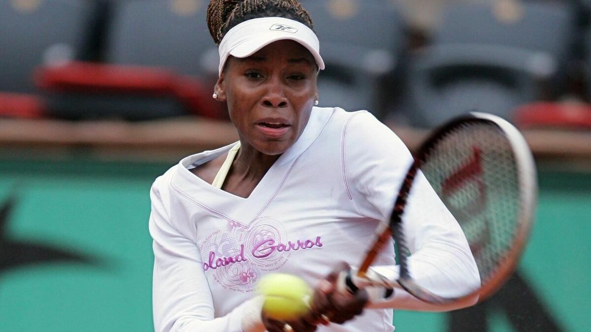 لاعبة التنس الأمريكية فينوس ويليامز: كشفت في 2011 عن إصابتها بمرض مزمن يسمى متلازمة سجوجرن. وهو اضطراب في الجهاز المناعي حيث تجف عيون وفم المريض غالبًا مما يؤدي إلى تلف الغدد اللعابية وصعوبة في البلع.