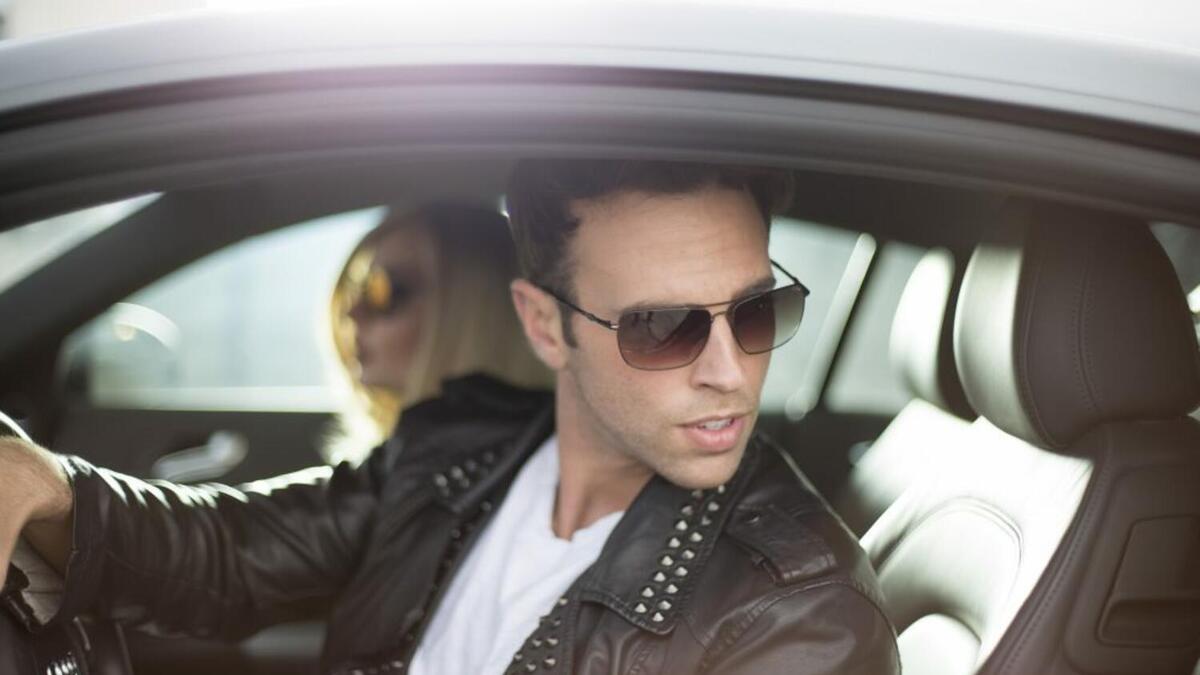 النظارة الشمسية: ففي إسبانيا يجب الاحتفاظ بزوج اضافي من النظارات في السيارة، وفي بعض المدن، يُلزَم السائقون بركن السيارات على جانب الطريق الذي يضم أرقام المنازل الفردية خلال الأيام الفردية من الشهر.