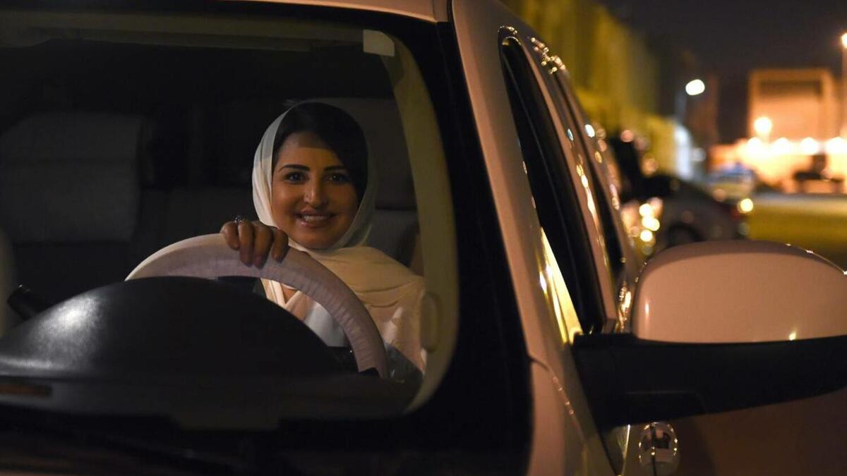 السماح للمرأة بقيادة السيارة لأول مرة: أقدم خادم الحرمين الشريفين الملك سلمان بن عبد العزيز بتحقيق حلم المرأة السعودية بقيادة السيارة، كما مكنها القرار أيضًا من العمل كسائقة أجرة تاكسي في التطبيقات المختصة بنقل الركاب.