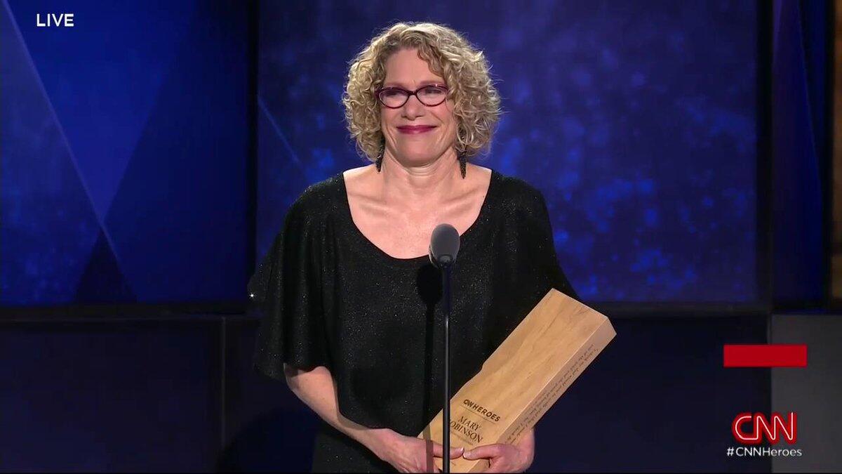 ماري روبنسون: عاشت تجربة قاسية بعد وفاة والدها، وهي بعمر الـ 14 عامًا. وفي عام 2011، أسست مركز "Imagine" المتخصص بمساعدة الأطفال على التعامل مع مشاعر الحزن على نحو إيجابي.