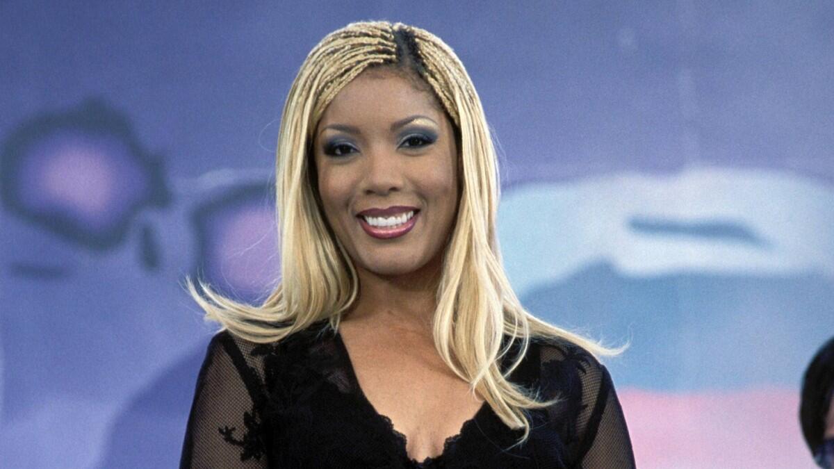 في 24 نوفمبر 2001: توفيت المغنية الأمريكية "ميلاني ثورنتون" في حادث تحطم طائرة في سويسرا.