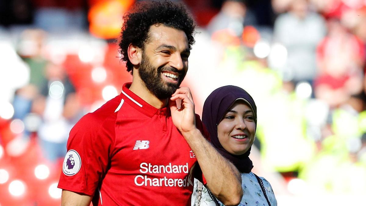 بالرغم من أن محمد صلاح يعتبر نجم مصر المدلل،  إلا أن زوجته لم تسلم من التنمر والتعليقات الغريبة من بعض المتابعين على السوشيال ميديا بسبب حجابها.