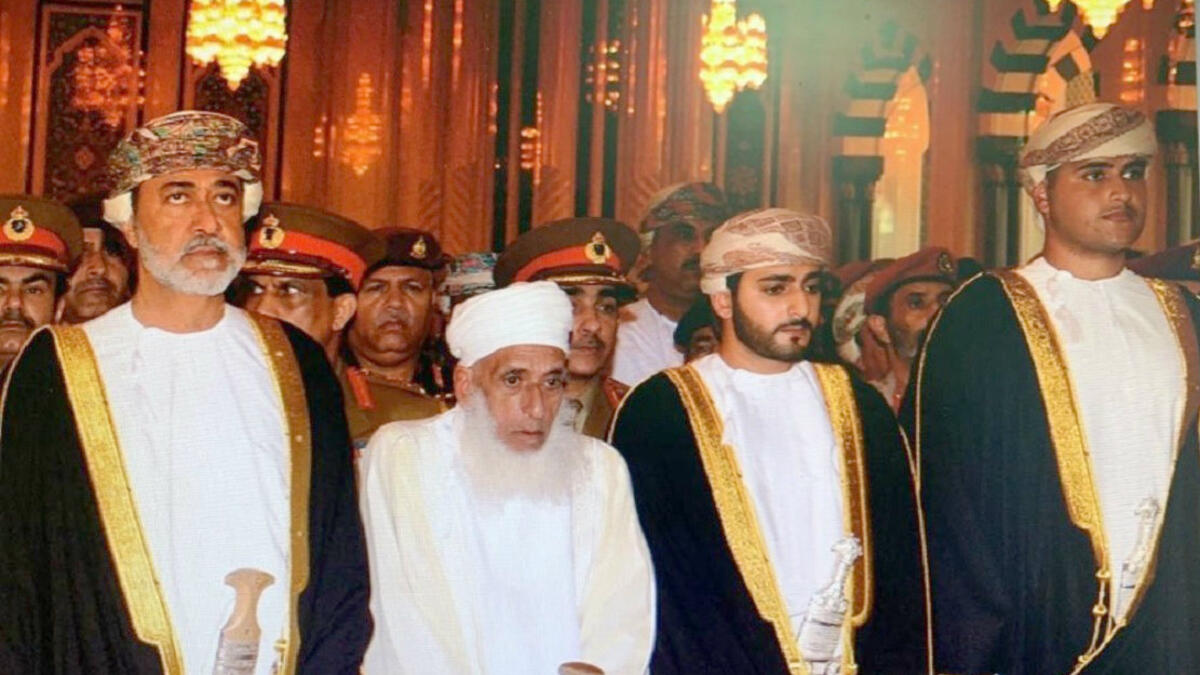 حياته الشخصية: السلطان الجديد متزوج من عهد بنت عبد الله بن حمد البوسعيدية وله منها ولدان هما: ذي يزن بن هيثم وبلعرب بن هيثم / وابنتان هما: ثريا بنت هيثم، وأميمة بنت هيثم.