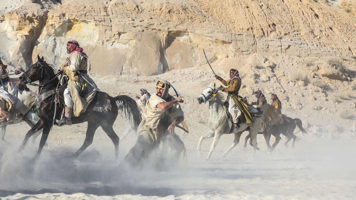 ألف قصة الفيلم "هنري فرتز" و"بدر السماري" و"ري لوريجا"، وأخرج الفيلم الأسباني "أغوستي فيلارونغا".