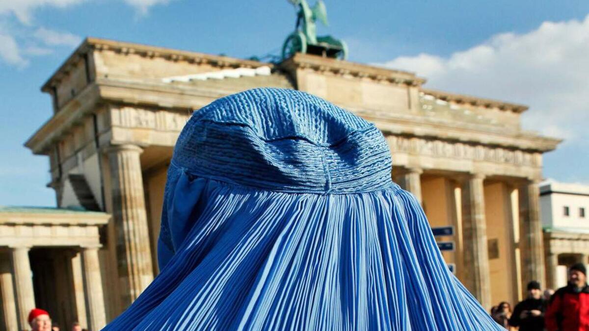 المانيا: ويمنع ارتداء أي غطاء للوجه خلال قيادة السيارة، ووافق مجلس النواب في البرلمان الألماني على منع جزئي لذلك على القضاة وموظفي الحكومة والجنود، كما يقضي القانون بكشف أي امرأة، ترتدي غطاء للوجه، لوجهها إذا تطلبت الضرورة تحديد شخصيتها.