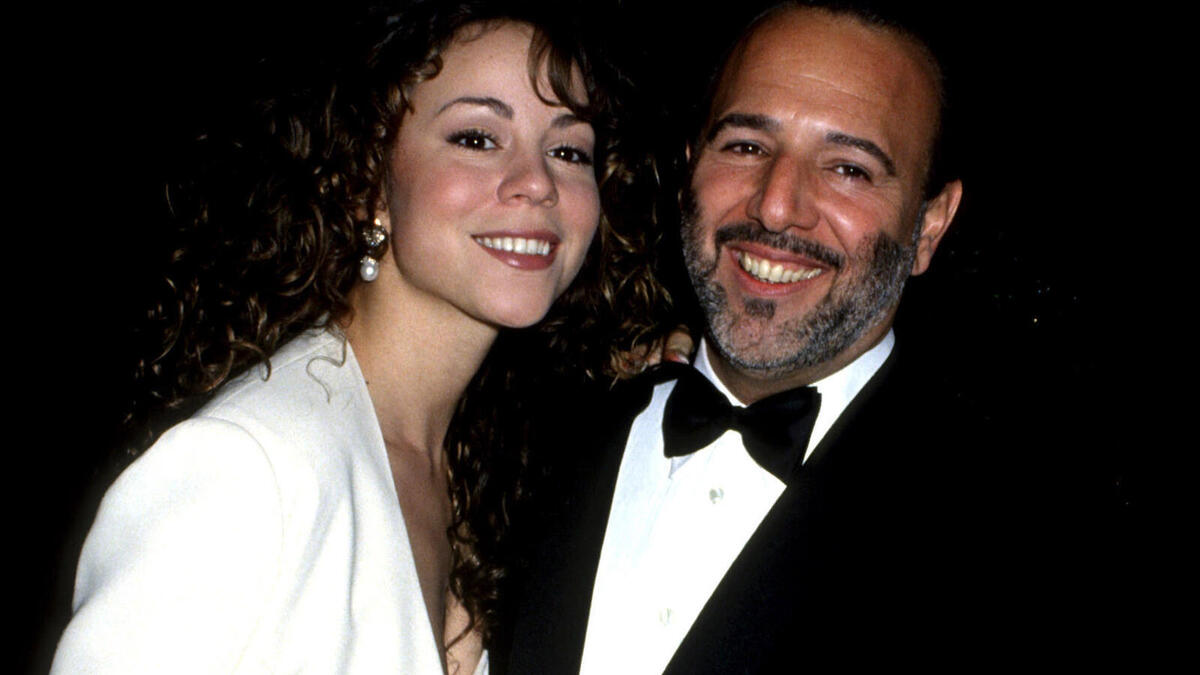 في العشرينات من عمرها كانت "ماريا كاري" متزوجة من "تومي موتولا" الذي يكبرها بـ20 عامًا. انفصلا بعد أربع سنوات، ولكن بعد عقدين تقريبًا كشفت "ماريا" بأنهاكانت تعاني من السيطرة القسرية من قبل زوجها السابق.