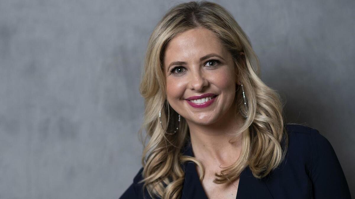 الممثلة سارة ميشيل غيلار: تعاني من مرض (الجنف) وهو الانحناء الجانبي أو غير الطبيعي الذي ينشأ في العمود الفقري. أي أنها تتكون أساسًا من انحراف العمود الفقري. يمكن أن يحدث هذا الانحناء في منطقة أسفل الظهر أو الصدر، وفيها يتم تقوس العمود الفقري من جانب إلى آخر.