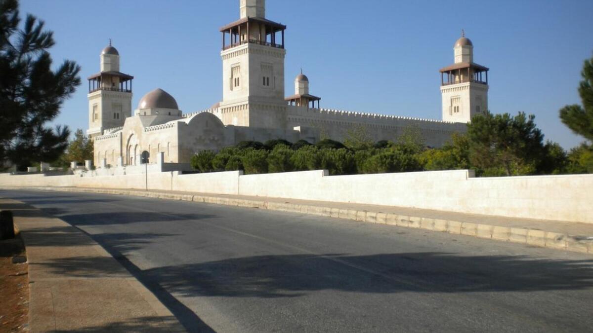 مسجد الملك حسين بن طلال  الموقع: عمان-الاردن المعماري: خالد عزام المساحة: 4.000 م2