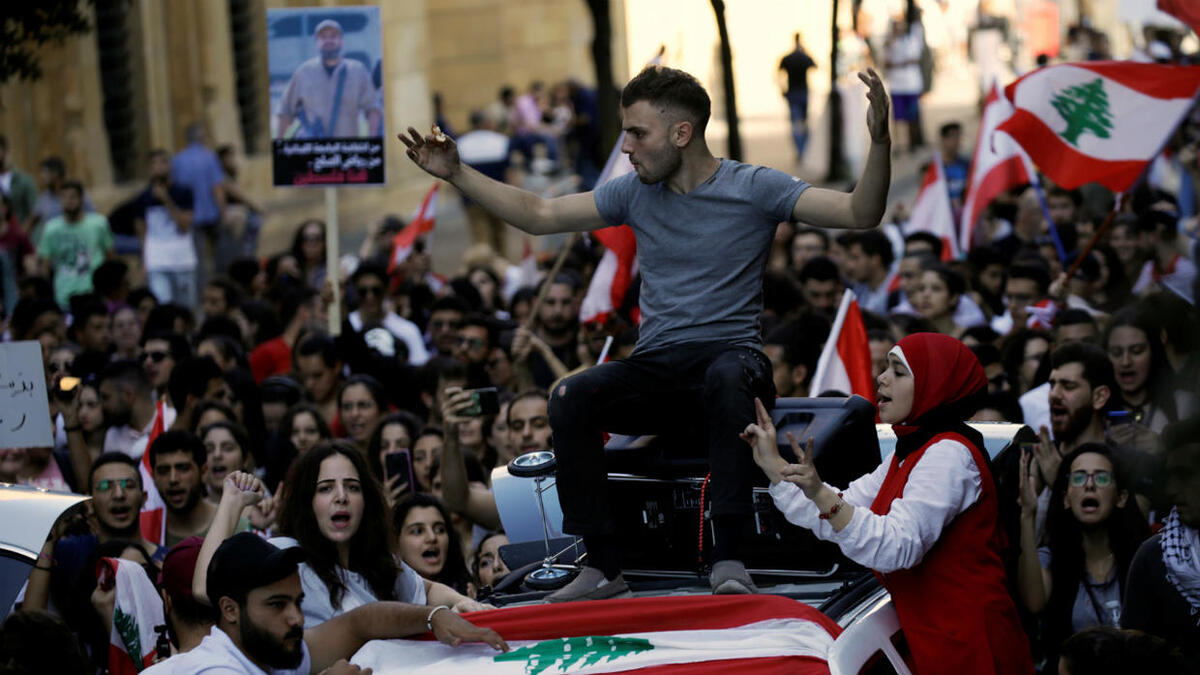 لبنان: سلسلة من الاحتجاجات الشعبية بدأت في 17 أكتوبر الماضي، إثر فشل الحكومة في إيجاد حلول للأزمة الاقتصادية التي بدأت  بدأت بفرض الضرائب على البنزين والتبغ، إضافة إلى استحداث ضريبة على استخدام تطبيقات المكالمات الهاتفية عبر الإنترنت مثل واتساب.