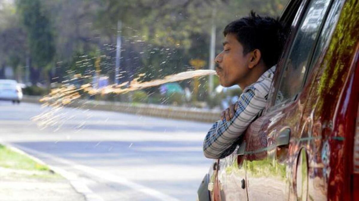 ممنوع البصق: مدينة ماريتا في أميركا التي يبلغ عدد سكانها نحو 56 ألف نسمة، حيث قانونها المروري يحثّ على إغلاق الهاتف المحمول أثناء القيادة، بالإضافة إلى منع سائقي الحافلات أو الشاحنات من البصق أثناء القيادة في شوارع المدينة.