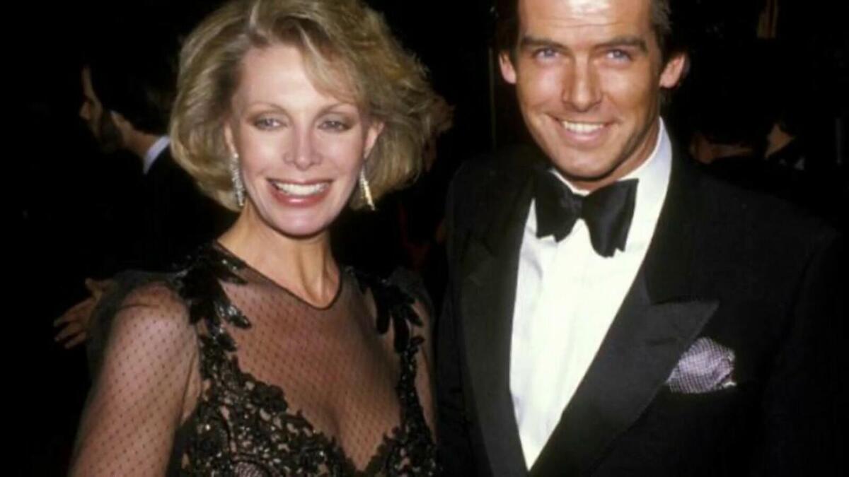 خسر الفنان "بيرس بروسنان" زوجته "كاسندرا هاريس" في عام 1991 بسبب سرطان المبيض عندما كان عمره 48 عامًا.