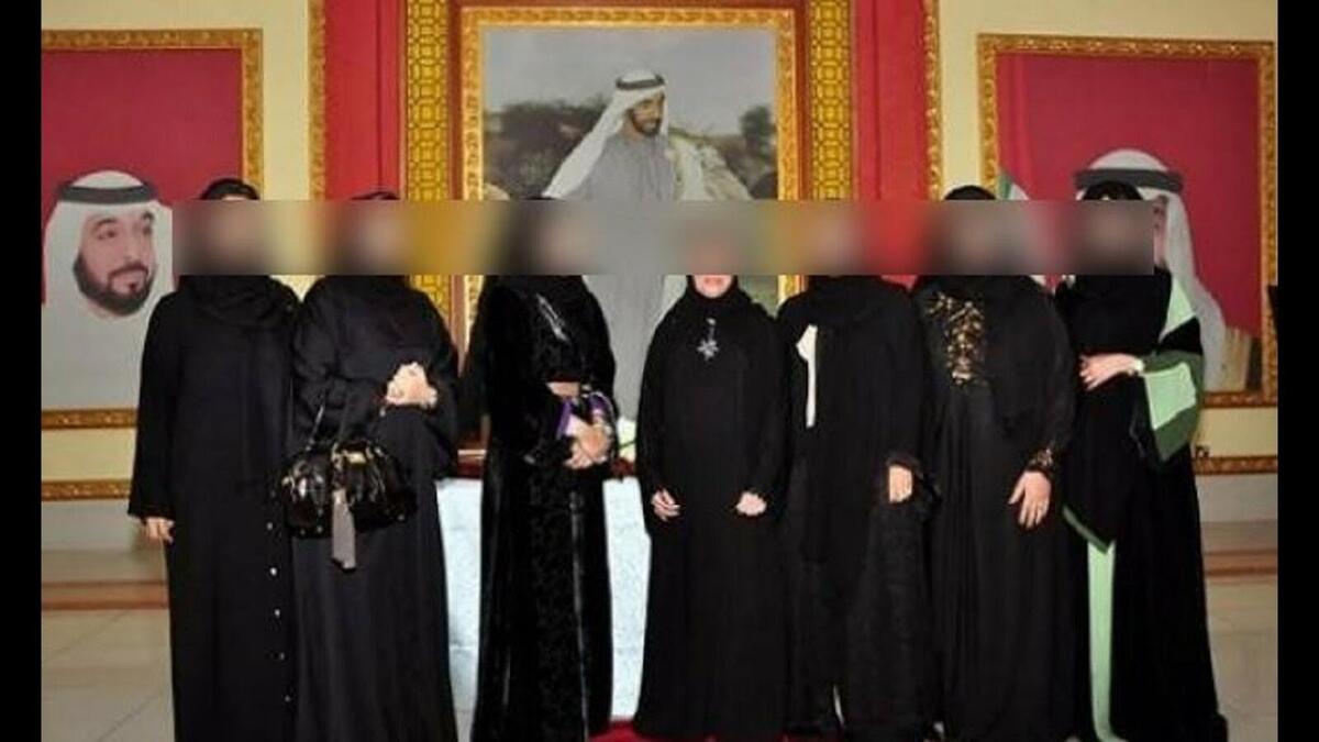 الشيخة الإماراتية حمدة آل نهيان وبناتها السبع: أدانتهم محكمة في العاصمة البلجيكية، بروكسل، عام 2017، بالاتجار بالبشر والتعامل المهين مع من يعملون في خدمتهن.