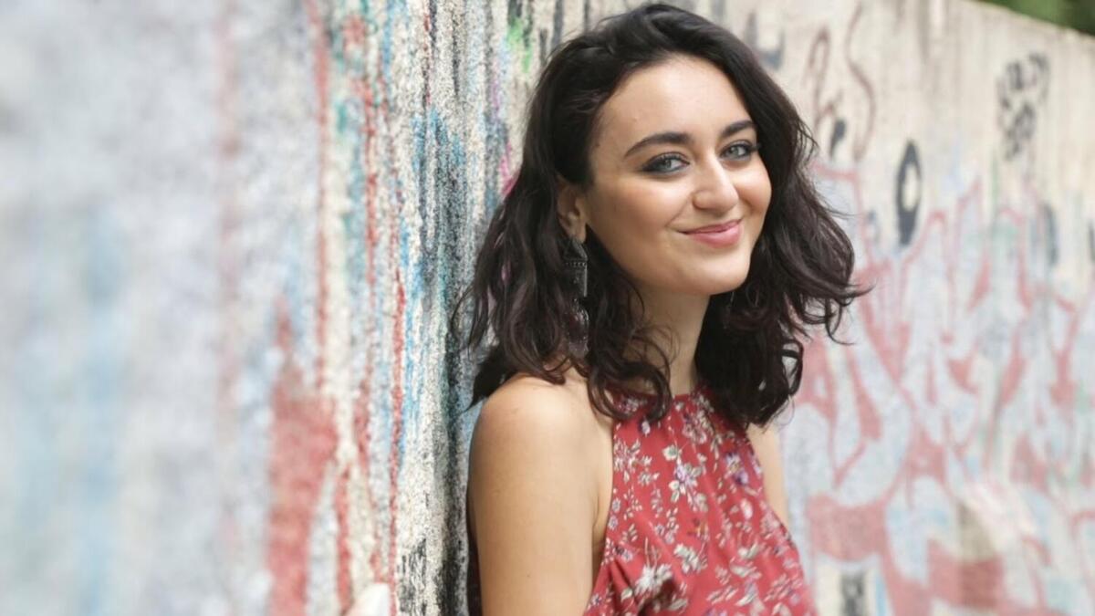 أحرجت المطربة السورية فايا يونان أحد المعجبين، في إحدى حفلاتها بدمشق، بعدما صعد إلى المسرح وحاول أن يلتقط صورة "سيلفي" معها، فأدارت "يونان" وجهها وبعدت عن الكاميرا ممتنعة عن التصوير، قائلة: "كلن هلىء بييجو".