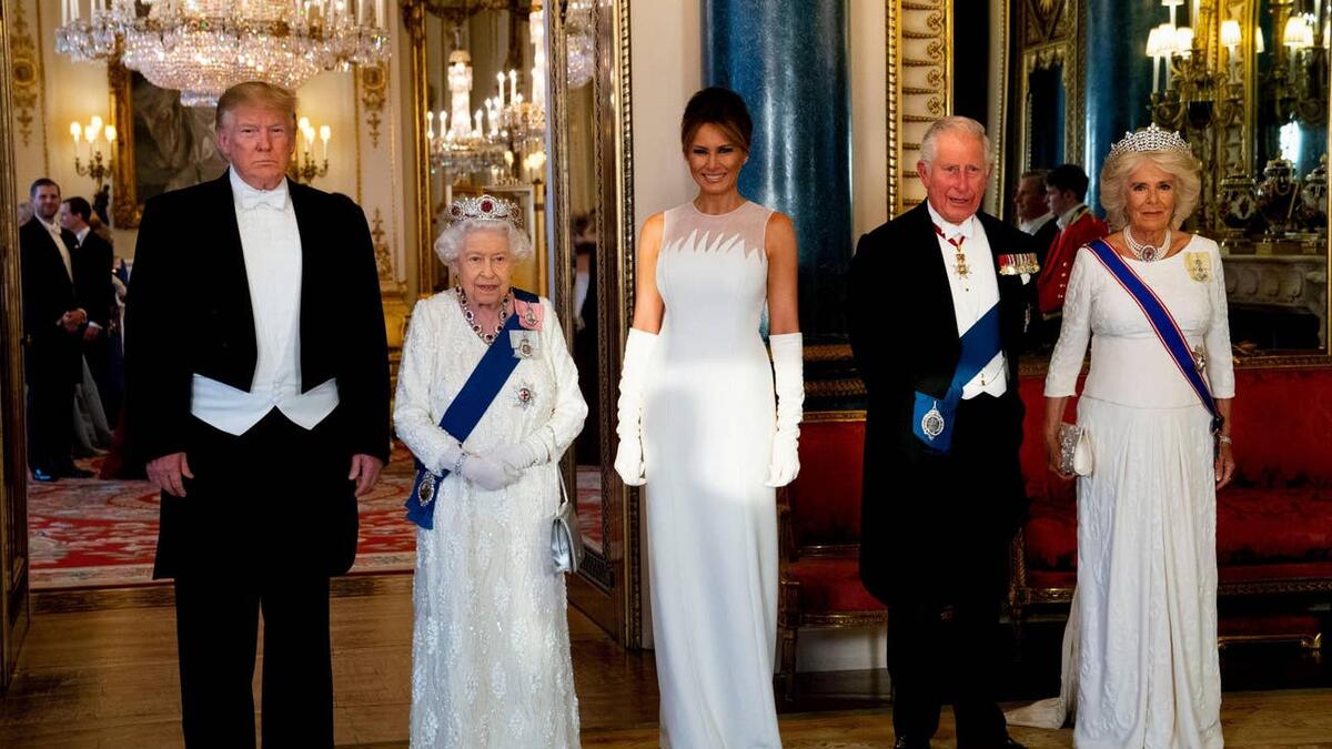 وفي المساء أثناء رحلتها برفقة زوجها إلى قصر باكينغهام لحضور مأدبة عشاء رسمية، ظهرت "ميلانيا" بثوب مسائي أبيض من تصميم دار "ديور" للأزياء، وبتسريحة شعر بسيطة والقليل من المجوهرات.