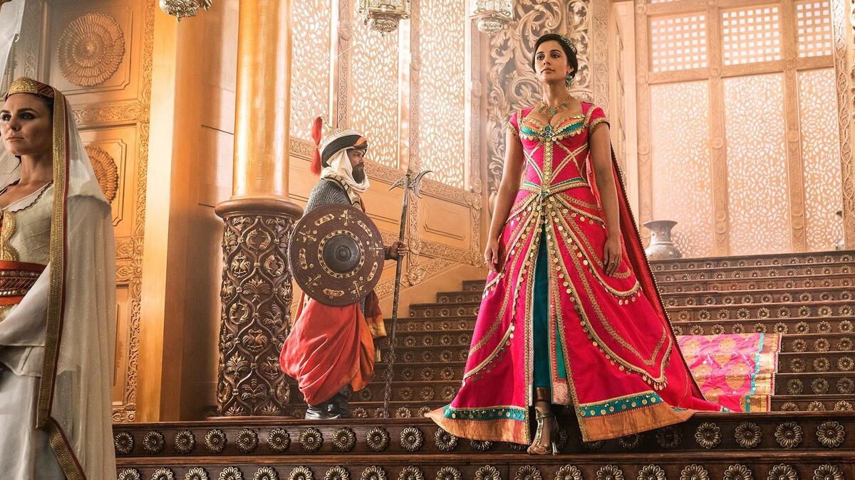 دور ياسمين: والذي تؤديه الممثلة "نعومي سكوت" فمختلف هذه المرة عن القصة الكرتونية، فبدلًا من أن تكون أميرة ‏سطحية تلاعب نمرها وتنتظر زواجًا لائقًا، فهي شابة طموحة تسعى لخلافة والدها السلطان دون الحاجة إلى الزواج.