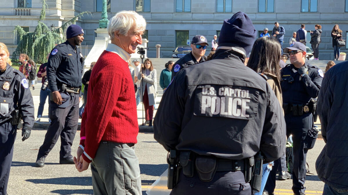 الممثل والمنتج والمخرج الأمريكي سام ووترستون (79 عامًا): كان هو الآخر الى جانب "جين فوندا) في مظاهرات الأسبوع الماضي وتم اعتقاله من أمام الكونغرس الأمريكي.