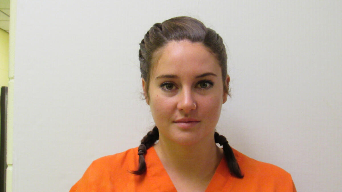 الممثلة شايلين وودلي: تم اعتقالها في 2016  أثناء احتجاجها في ولاية نورث داكوتا على خط أنابيب مزمع مده يقول السكان الأصليون في الولايات المتحدة إنه سيدنس أرضًا مقدسة ويلوث البيئة.