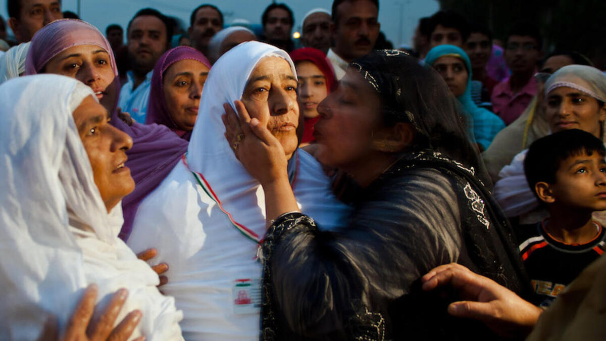 السودان: التقبيل عند النساء فقط، أما الرجال لا يستخدمون التقبيل للتحية، بل يكتفون بالمصافحة، ولمس كتف الآخر، حيث يضع كل من الاثنين يده اليمنى على كتف الآخر.