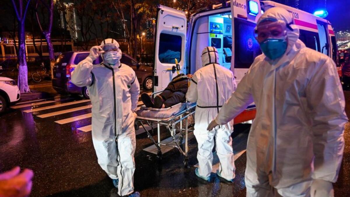 يتمثل الاختلاف الجوهري بين فيروس كورونا والأنفلونزا الموسمية في عدم وجود لقاح لهذا الفيروس الجديد، مما يعني أنه من الأصعب على الفئات الضعيفة من السكان، التي تشمل كبار السن أو الأشخاص الذين يعانون من مشاكل في الجهاز التنفسي أو المناعة، حماية أنفسهم.